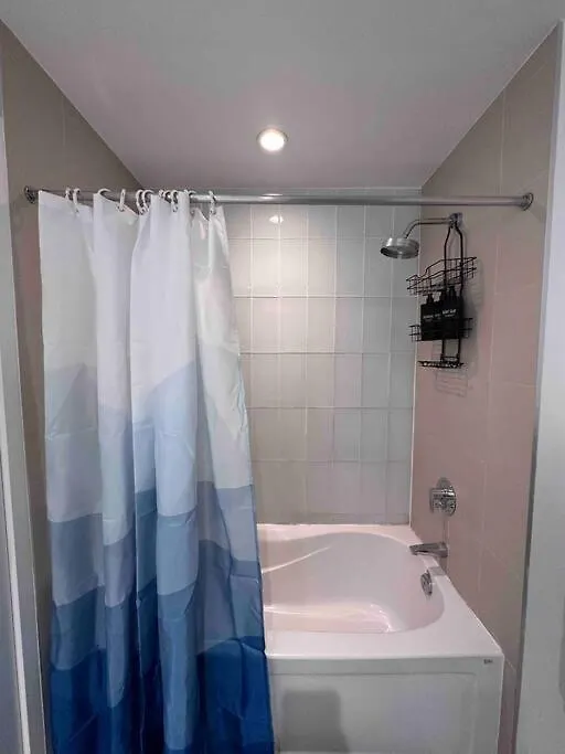 Stylish 2 Bedrooms Condo W/ Awesome View & Parking Toronto