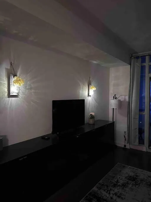 Stylish 2 Bedrooms Condo W/ Awesome View & Parking Toronto Apartment