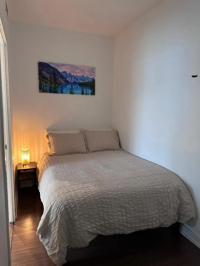 Stylish 2 Bedrooms Condo W/ Awesome View & Parking Toronto Apartment